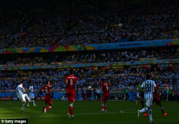 Lóe sáng phút bù giờ, Messi đưa Argentina vào vòng 16 đội ảnh 6