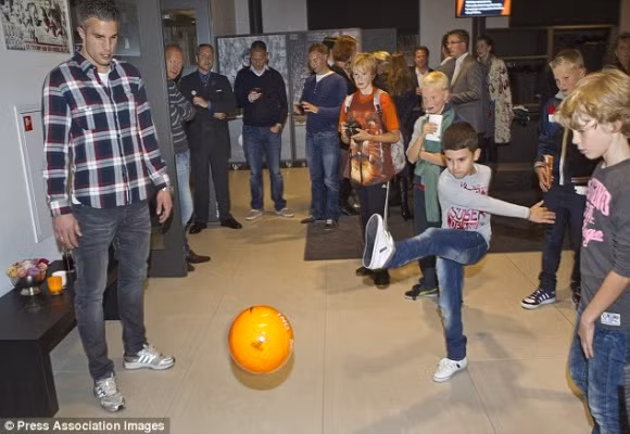 Robin van Persie “treo giày” làm đầu bếp ảnh 3