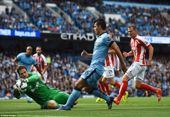 Màn bứt tốc siêu đẳng của cựu cầu thủ M.U khiến Man City ôm hận ảnh 1