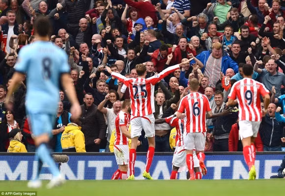 Màn bứt tốc siêu đẳng của cựu cầu thủ M.U khiến Man City ôm hận ảnh 4