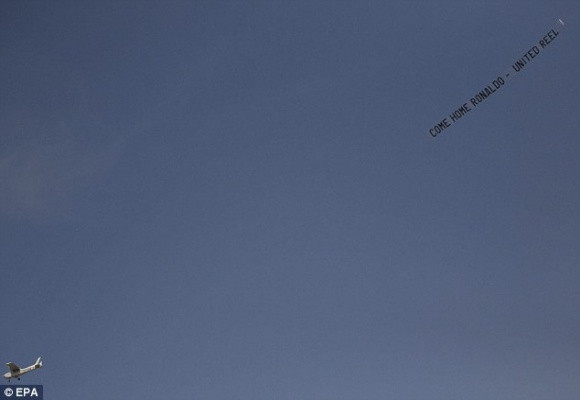 Fan M.U lại chơi sang, thuê máy bay “tỏ tình” cùng CR7 ảnh 1