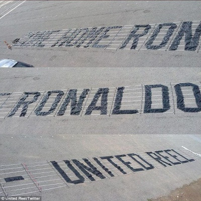 Fan M.U lại chơi sang, thuê máy bay “tỏ tình” cùng CR7 ảnh 2