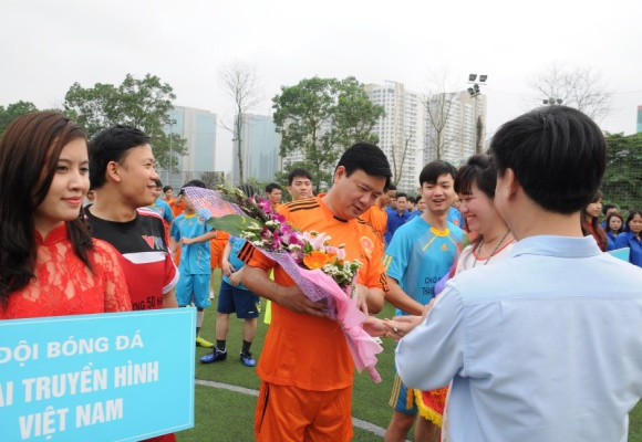 Bộ trưởng Đinh La Thăng sát cánh cùng các cựu danh thủ giành cúp vô địch ảnh 3