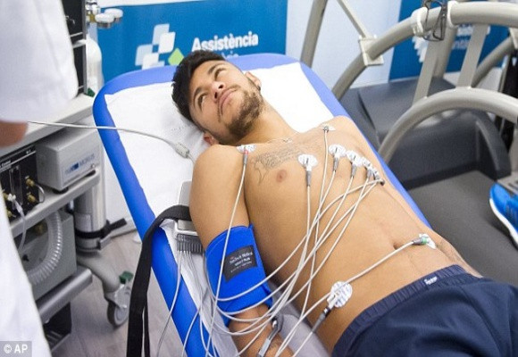 Mê mải Facebook và Instagram, Neymar lộ chuyện trốn tập ở Barca ảnh 1