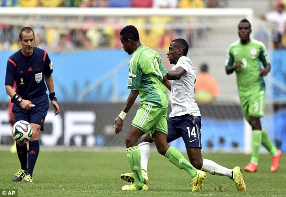 Đại bàng tự gãy cánh trước Gà trống ảnh 5