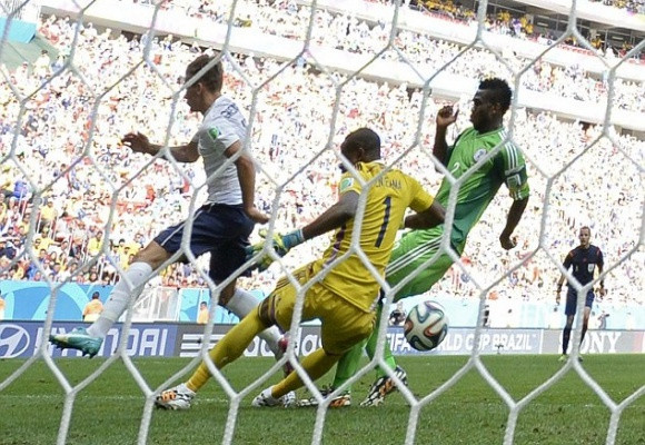 Đại bàng tự gãy cánh trước Gà trống ảnh 8