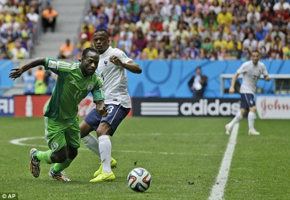 Đại bàng tự gãy cánh trước Gà trống ảnh 3