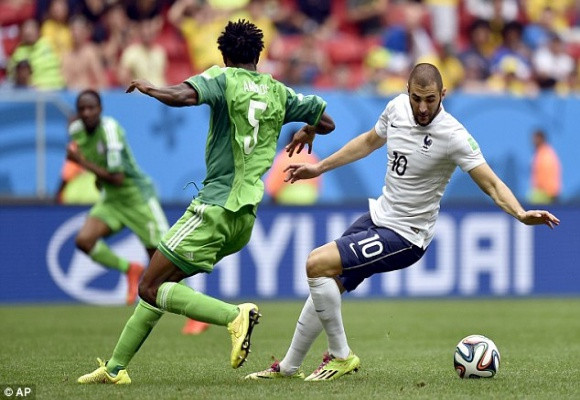 Đại bàng tự gãy cánh trước Gà trống ảnh 1