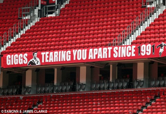 Tấm biển “Người được chọn” rời sân Old Trafford cùng David Moyes ảnh 3