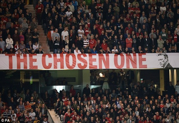 Tấm biển “Người được chọn” rời sân Old Trafford cùng David Moyes ảnh 1