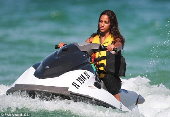 Bồ siêu mẫu của Balotelli khoe ngực “khủng” bên bãi biển ảnh 5