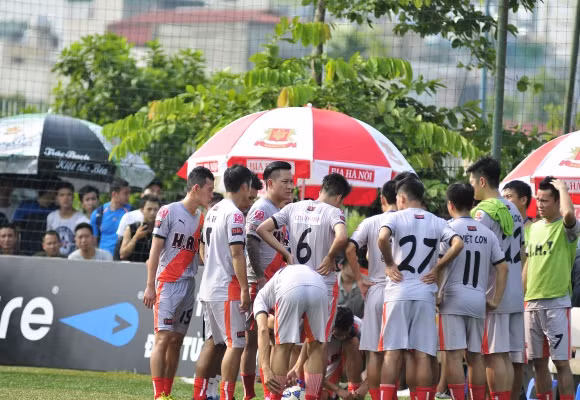 Chùm ảnh: Ca sĩ Tuấn Hưng sát cánh cùng Huy Hoàng trổ tài trên sân phủi ảnh 5