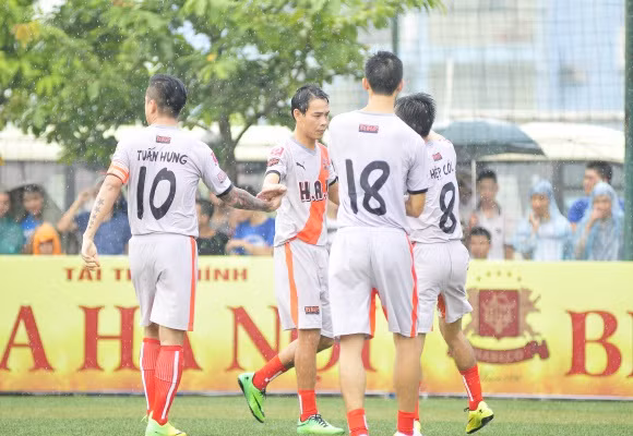 Chùm ảnh: Ca sĩ Tuấn Hưng sát cánh cùng Huy Hoàng trổ tài trên sân phủi ảnh 3