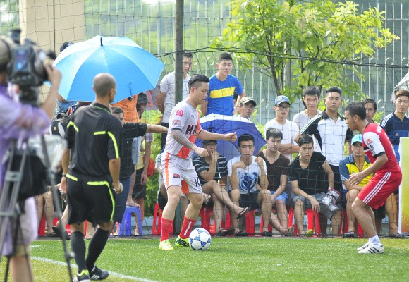 Chùm ảnh: Ca sĩ Tuấn Hưng sát cánh cùng Huy Hoàng trổ tài trên sân phủi ảnh 6 Chùm ảnh: Ca sĩ Tuấn Hưng sát cánh cùng Huy Hoàng trổ tài trên sân phủi ảnh 6