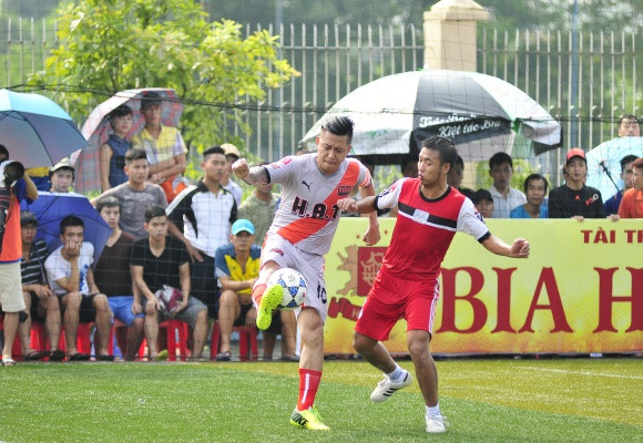 Chùm ảnh: Ca sĩ Tuấn Hưng sát cánh cùng Huy Hoàng trổ tài trên sân phủi ảnh 4 Chùm ảnh: Ca sĩ Tuấn Hưng sát cánh cùng Huy Hoàng trổ tài trên sân phủi ảnh 4