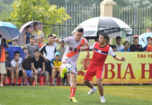 Chùm ảnh: Ca sĩ Tuấn Hưng sát cánh cùng Huy Hoàng trổ tài trên sân phủi ảnh 4