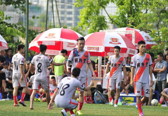 Chùm ảnh: Ca sĩ Tuấn Hưng sát cánh cùng Huy Hoàng trổ tài trên sân phủi ảnh 8 Chùm ảnh: Ca sĩ Tuấn Hưng sát cánh cùng Huy Hoàng trổ tài trên sân phủi ảnh 8