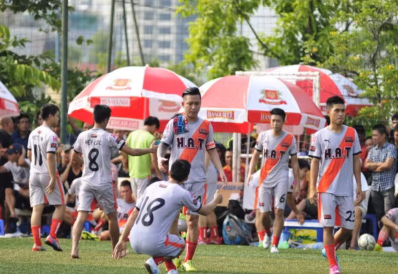 Chùm ảnh: Ca sĩ Tuấn Hưng sát cánh cùng Huy Hoàng trổ tài trên sân phủi ảnh 8