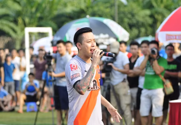 Chùm ảnh: Ca sĩ Tuấn Hưng sát cánh cùng Huy Hoàng trổ tài trên sân phủi ảnh 2