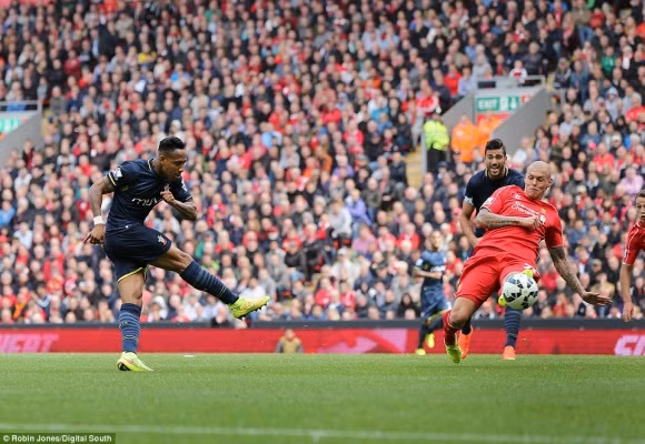 Xà ngang cứu Liverpool, Man City thoát thua nhờ Fernando ảnh 3