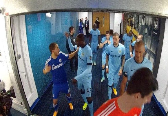 Lộ clip sao Man City và Chelsea “tẩn” nhau trong đường hầm ảnh 1