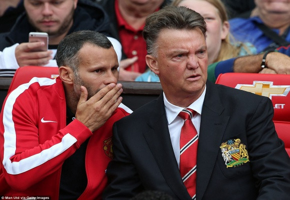 Louis van Gaal “méo xệch” mặt trong ngày mở màn thảm họa cùng M.U ảnh 3 Louis van Gaal “méo xệch” mặt trong ngày mở màn thảm họa cùng M.U ảnh 3