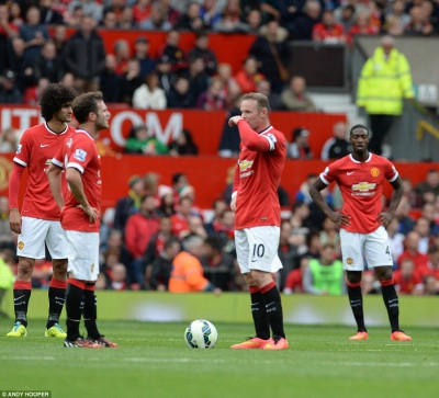 Louis van Gaal “méo xệch” mặt trong ngày mở màn thảm họa cùng M.U ảnh 6