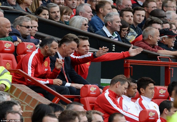 Louis van Gaal “méo xệch” mặt trong ngày mở màn thảm họa cùng M.U ảnh 7