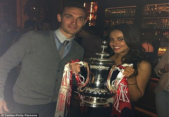 Từ chối M.U, Arsenal để Vermaelen "cập bến" Barca ảnh 2