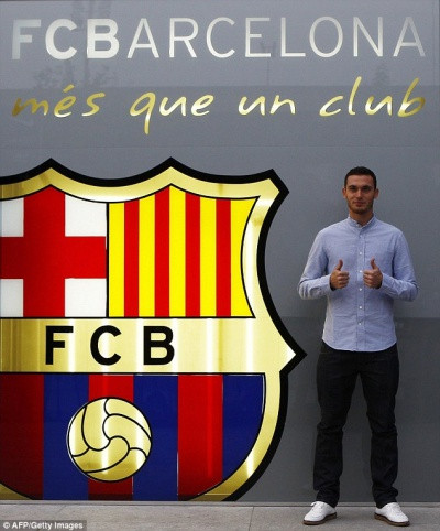 Từ chối M.U, Arsenal để Vermaelen "cập bến" Barca ảnh 1