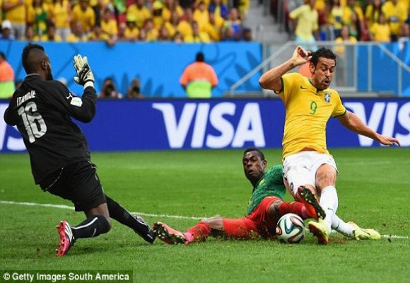 Thắng tưng bừng 4-1 trước Cameroon, Brazil “né” Hà Lan ảnh 1