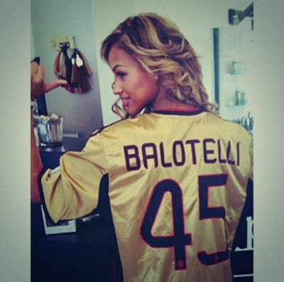 Phủ nhận bầu bí, bạn gái Balotelli khoe vòng 1 và 3 siêu “khủng” ảnh 4 Phủ nhận bầu bí, bạn gái Balotelli khoe vòng 1 và 3 siêu “khủng” ảnh 4