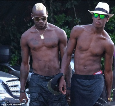 Phủ nhận bầu bí, bạn gái Balotelli khoe vòng 1 và 3 siêu “khủng” ảnh 1