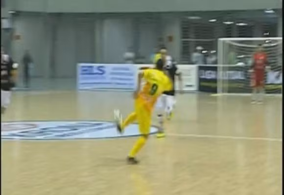 Lặng người chiêm ngưỡng siêu phẩm trên sân Futsal ảnh 1