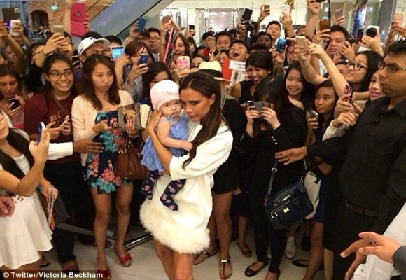 Mải mê hát, Victoria Beckham vô tình "khoe" vòng 1 căng tròn ảnh 1