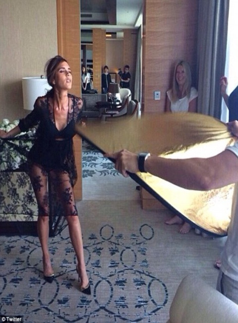 Mải mê hát, Victoria Beckham vô tình "khoe" vòng 1 căng tròn ảnh 5