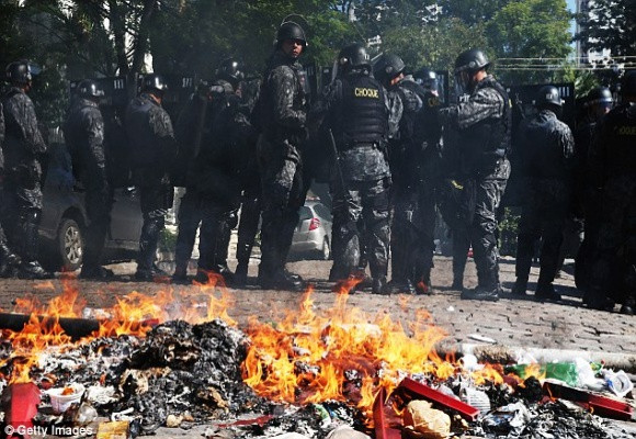 Sốc: Bạo loạn trên đường phố Brazil vì phản đối World Cup ảnh 3