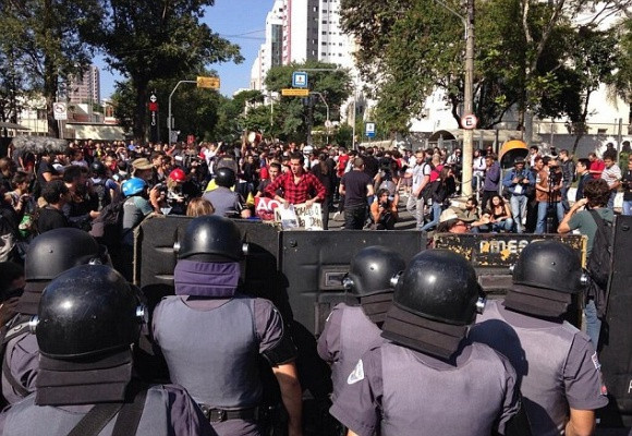 Sốc: Bạo loạn trên đường phố Brazil vì phản đối World Cup ảnh 1