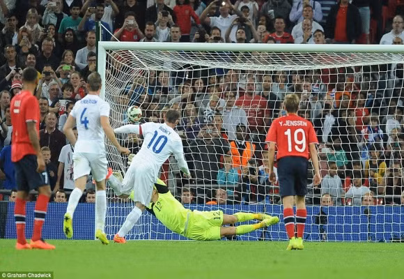 Chùm ảnh: Rooney lập công "rửa" băng đội trưởng Tam Sư ảnh 6