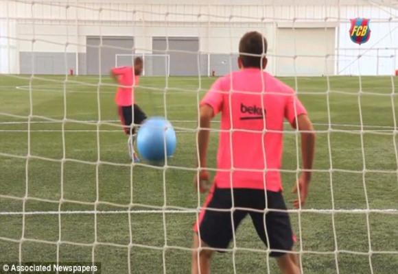 Cười “bể bụng” với clip sao Barca thi đá phạt đền bằng… bóng bay ảnh 1