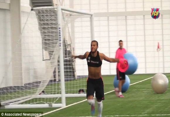 Cười “bể bụng” với clip sao Barca thi đá phạt đền bằng… bóng bay ảnh 3