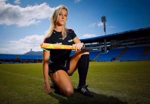 LĐBĐ Brazil khốn đốn vì nữ trợ lý trọng tài xinh đẹp gây sốt trên mạng ảnh 5