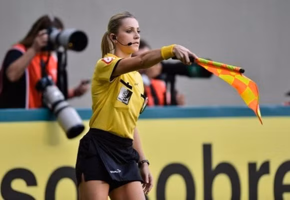 LĐBĐ Brazil khốn đốn vì nữ trợ lý trọng tài xinh đẹp gây sốt trên mạng ảnh 2