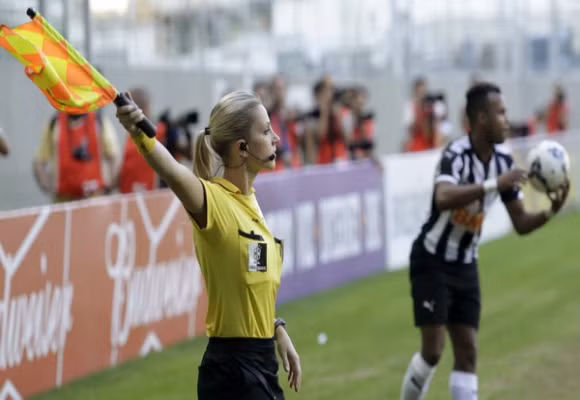 LĐBĐ Brazil khốn đốn vì nữ trợ lý trọng tài xinh đẹp gây sốt trên mạng ảnh 1