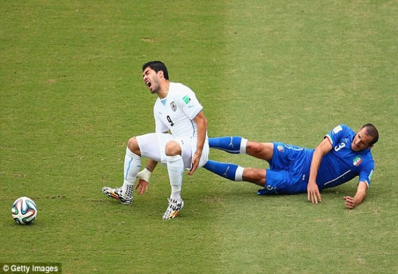 Marchisio nhận thẻ đỏ, 10 cầu thủ Italia “gục ngã” trước Uruguay ảnh 1