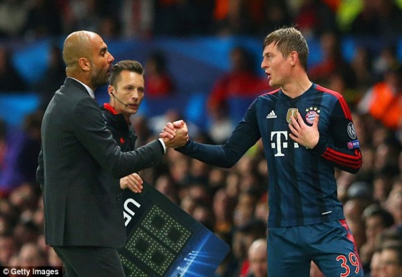 Toni Kroos “hục hặc” với HLV Pep Guardiola khi rời sân ảnh 1