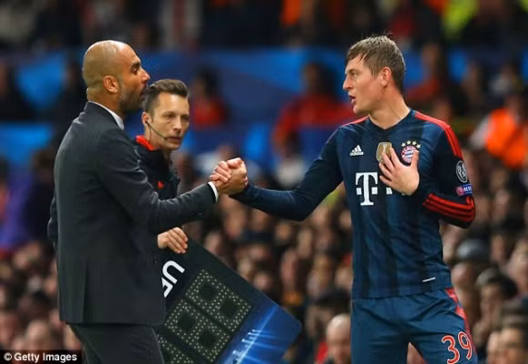 Toni Kroos “hục hặc” với HLV Pep Guardiola khi rời sân ảnh 1