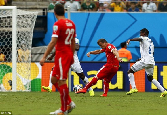 Shaqiri lập hat-trick, Thụy Sĩ theo Pháp vào vòng 16 đội ảnh 1