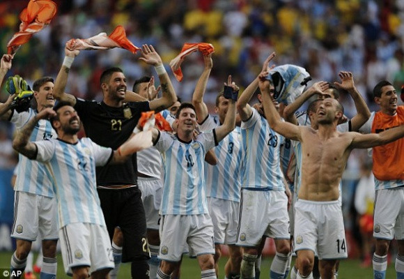 Siêu phẩm đá nối của Higuain đưa Argentina vào bán kết ảnh 4