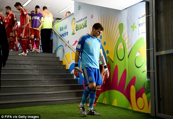 Địa chấn ở Maracana: Tây Ban Nha trở thành cựu vô địch thế giới ảnh 10